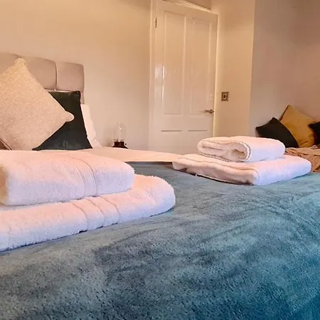 Lägenhet ✪ Spacious Luxury 2-bed W/ Parking & Garden